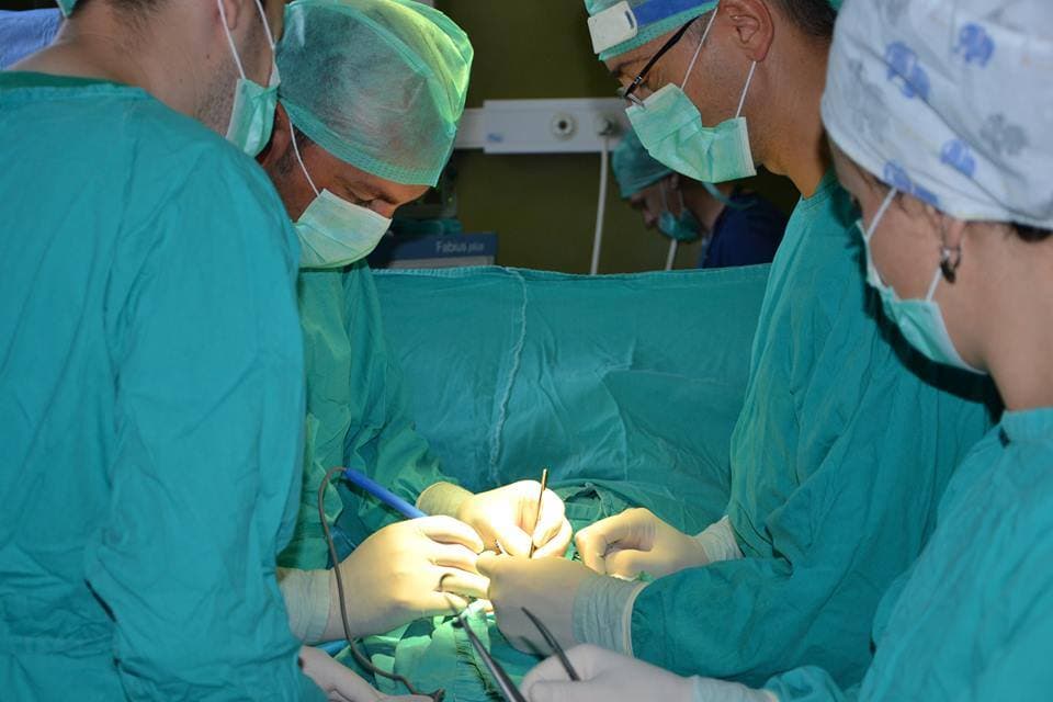 Defekti në sistemin elektrik anulon operacionet në dy klinika të QKUK-së