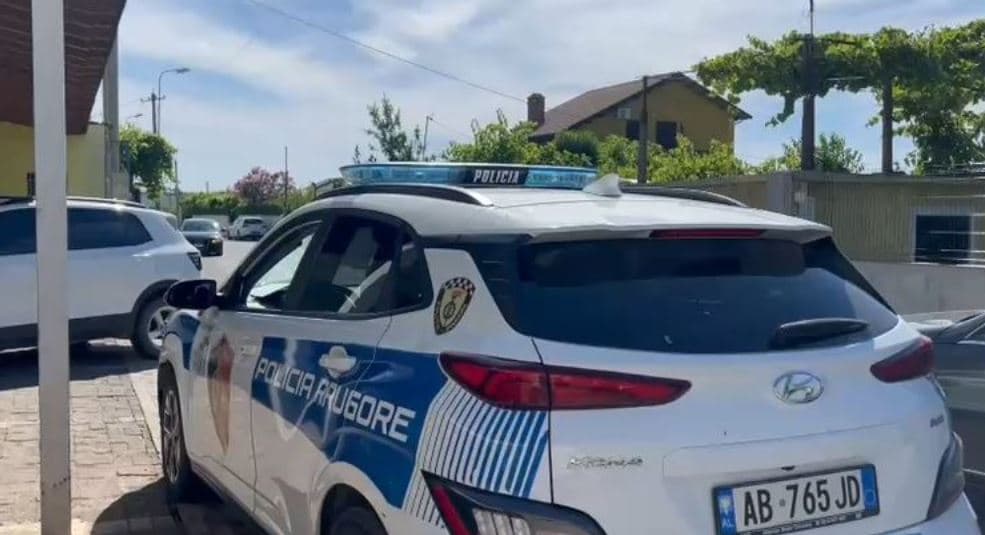 Aksident në Shëngjin, vetura godet motoçikletën, lëndohen dy persona