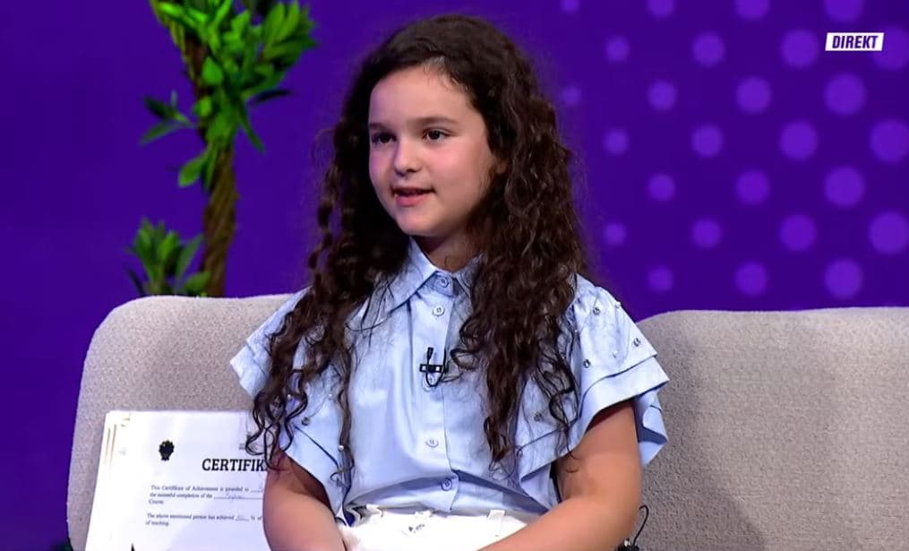 Pasioni për shkrimin dhe ëndrrat e mëdha të 9-vjeçares nga Malisheva (VIDEO)