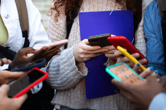 Prindërit në alarm: Si ta dalloni varësinë e fëmijëve nga rrjetet sociale?