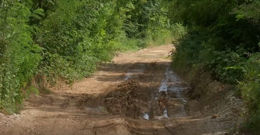 Ankohen banorët e fshatit Retijë për dëmtimin e rrugës (VIDEO)