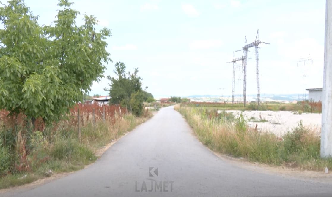 Fqinjët në Obiliq: Fjalosen për rrugë, ankohen në polici (VIDEO)