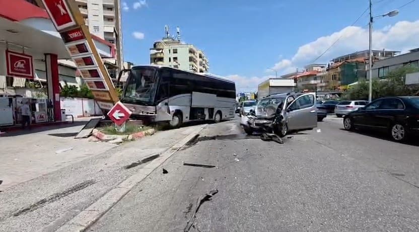 Aksident i rëndë në hyrje të Elbasanit, autobusi me fëmijë përplaset me një automjet