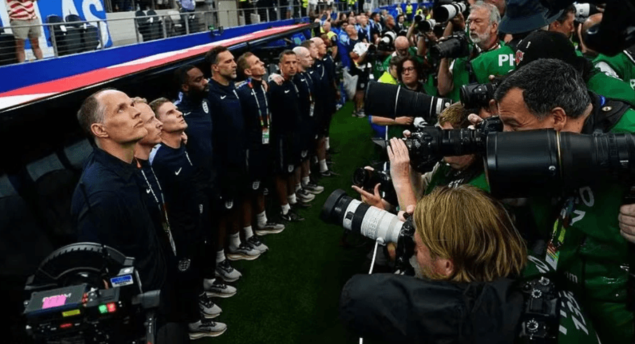 Tuchel i ankohet FIFA-s për fotografët: "Nuk mund ta shihja ekipin tim"
