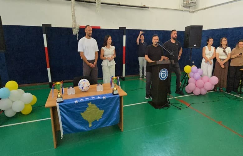 Vedat Muriqi gëzon nxënësit e Shkollës “Mustafa Bakiu” në Prizren