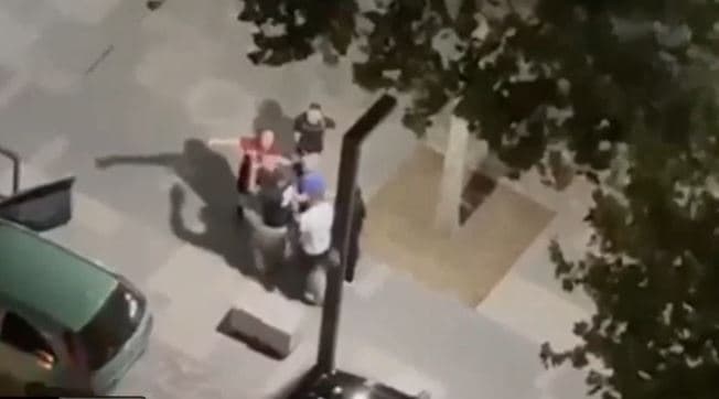 Grushte mes disa personave në Vlorë, godasin edhe një veturë të parkuar