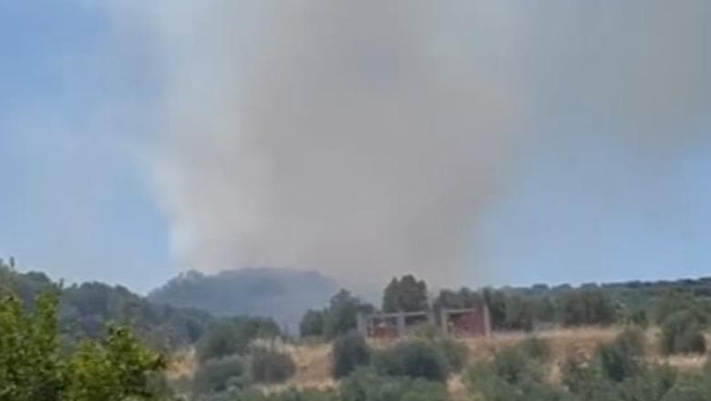 Zjarr në Llakatund të Vlorës, flakët përhapen me shpejtësi nga era e fortë