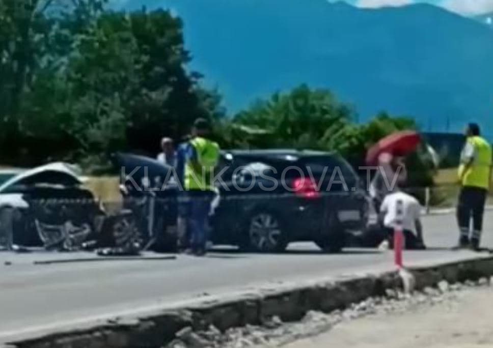 Aksident i rëndë në rrugën Pejë-Prishtinë, katër të lënduar (VIDEO)