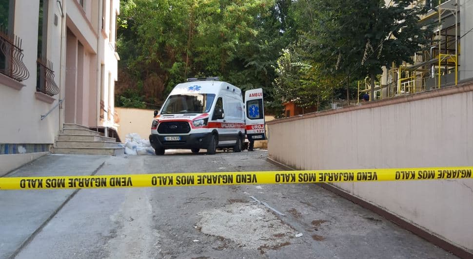 Burri godet me thikë gruan në Pogradec, e plagosura në gjendje të rëndë