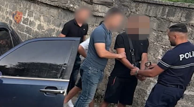 Autorë të disa vjedhjeve me armë dhe dhunë, prangosen dy persona në Durrës