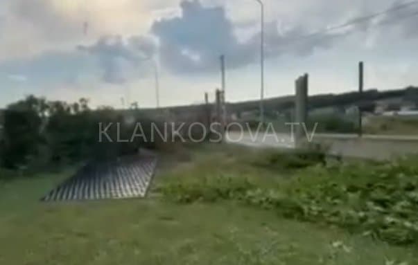 Furtuna ia rrëzon rrethojën dhe dyert e oborrit qytetarit në Barilevë (VIDEO)