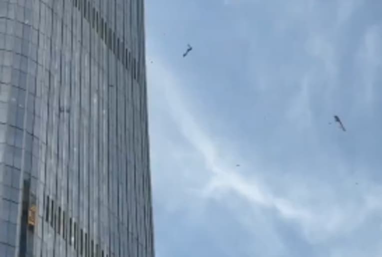 Aeroplani përplaset me rrokaqiellin më të lartë në Pekin (VIDEO)