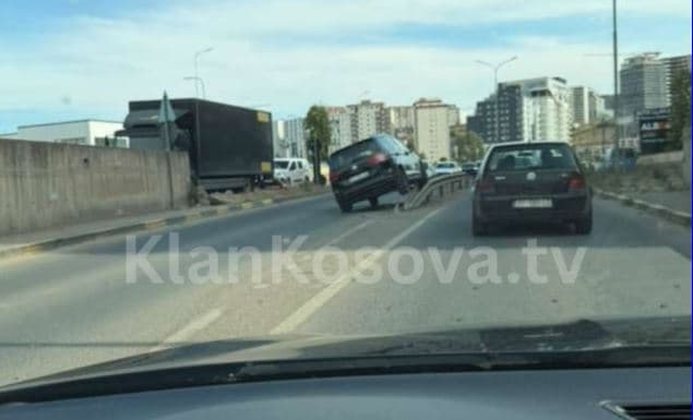 Vetura në Veternik përfundon në mbrojtëset anësore