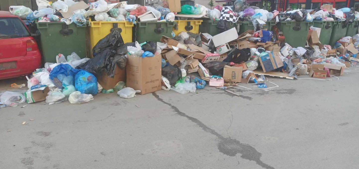 Mbeturinat pushtojnë Fushë-Kosovën, komuna shpall gjendje emergjente