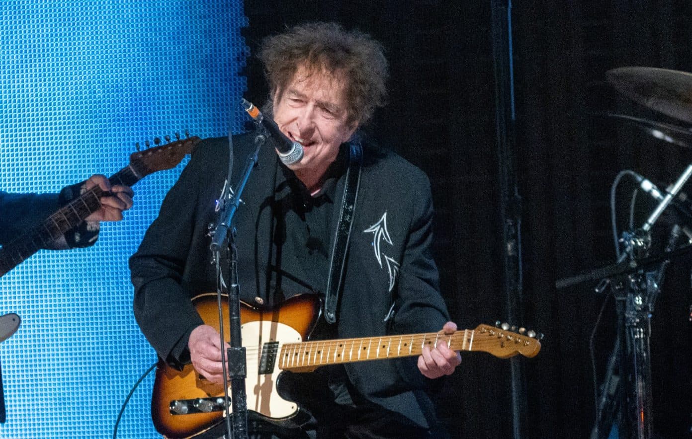 Bob Dylan rikthen në skenë “I Shall Be Released” pas 18 vjetësh (VIDEO)