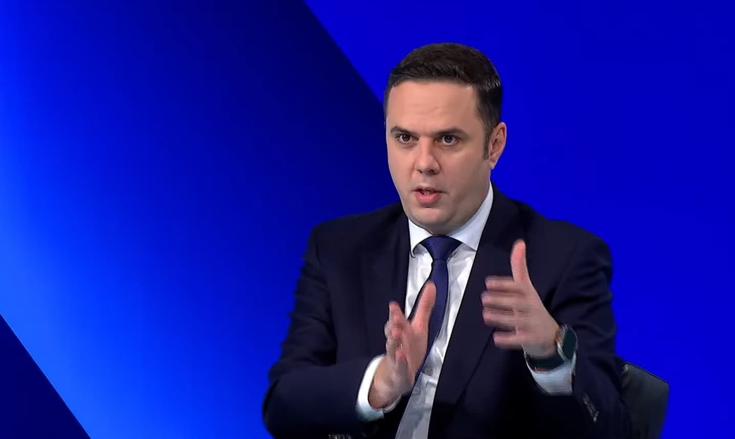 Sonte në Rubikon, Lumir Abdixhiku