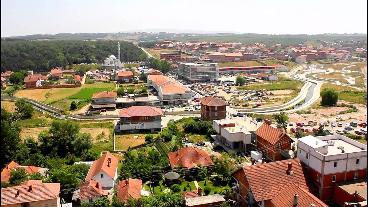 Ish-krushqit përplasen në Skenderaj, njëri dyshohet se e kërcënoi tjetrin me armë (VIDEO)