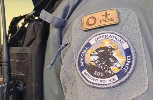 Aksion në Zubin Potok: Zbulohen qindra fishekë, pajisje ushtarake dhe armë në shtëpi të pabanuara