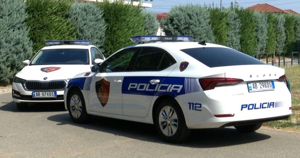 U prezantua rrejshëm si punonjës policie pasi u ndalua, arrestohet 22-vjeçari në Tiranë
