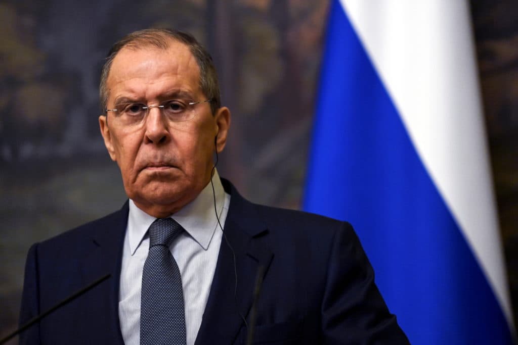 Lavrov pas sulmit në rafineri: Do të nisim sulme masive kundër objektivave ukrainase
