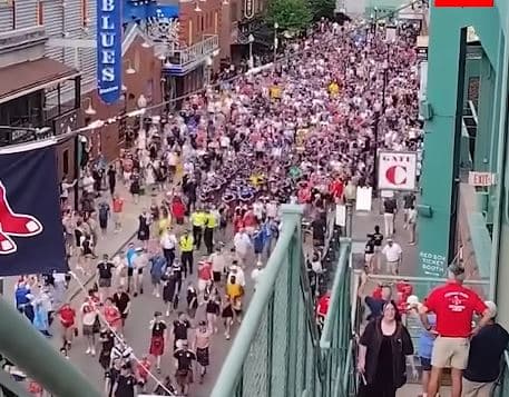 Skocezët ‘çmendin’ Bostonin, pinë rekord birrash - bëjnë namin në qytet! (VIDEO)