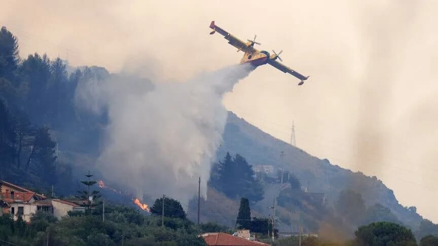 Italia dërgon avionë zjarrfikës për të luftuar zjarret në Tunizi