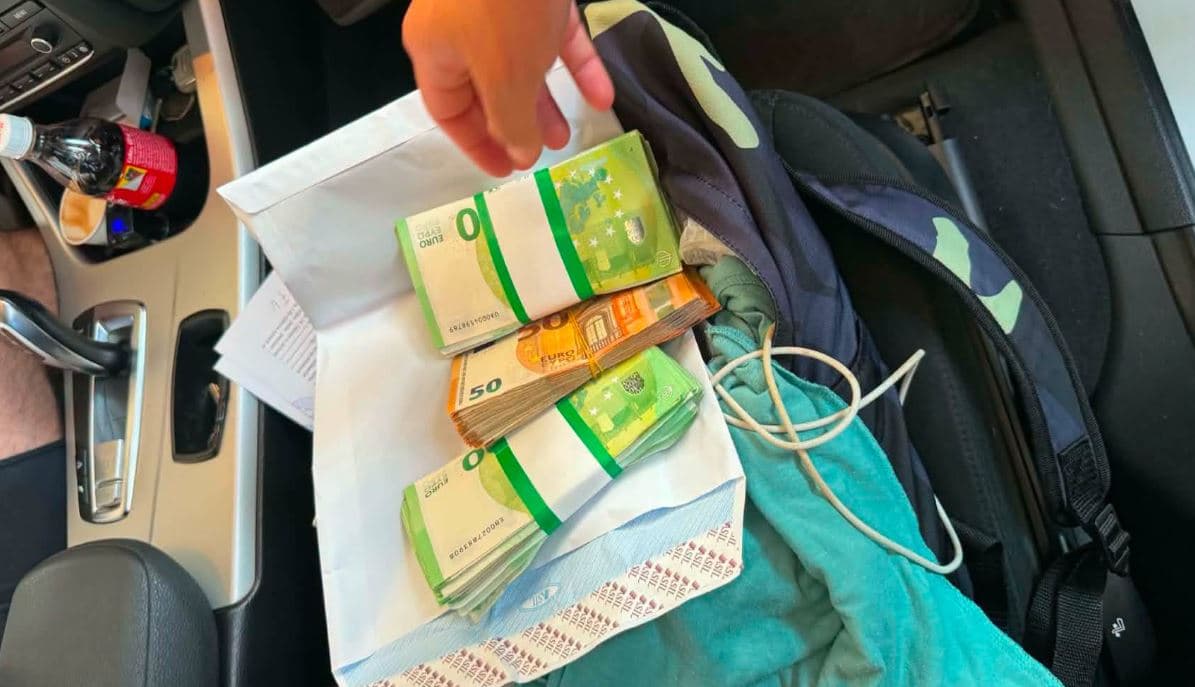 ​Dogana kap 23,500 euro të padeklaruara në Merdarë, ndalet 25% e shumës