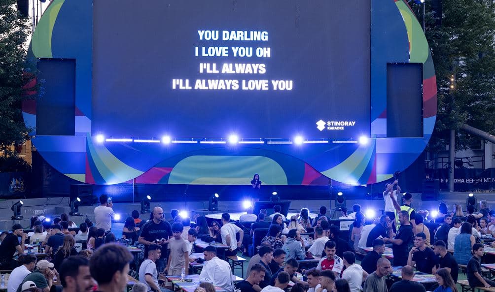 "Open Mic Karaoke Night" solli një mbrëmje unike ku publiku u bë protagonisti i skenës