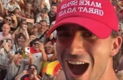 Torres nuk tërhiqet pas kritikave, prapë foto me kapelën "Make Spain Great Again"