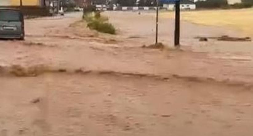 Përmbyten rrugët në Sllatinë të Epërme, uji “merr” gjithçka përpara (VIDEO)