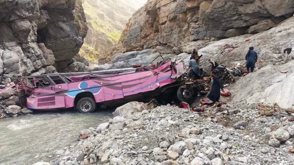 Autobusi bie 24 metra në përrua, 32 të vdekur në Pakistan