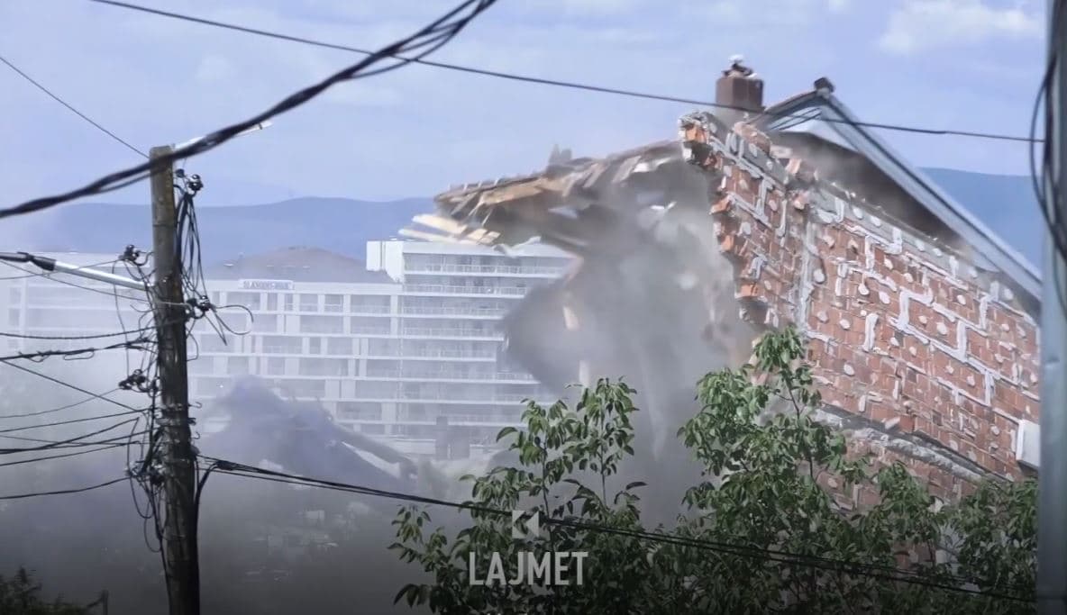 Rrënohet shtëpia që “zinte” rrugën ‘A’ (VIDEO)