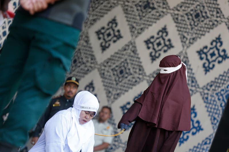 U puthën në TikTok, çift i ri indonezian rrihet publikisht