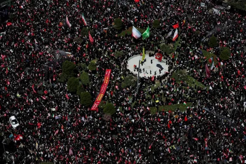 Mijëra njerëz në rrugë para varrimit të Khamenei, kërkojnë hakmarrje ndaj Trumpit