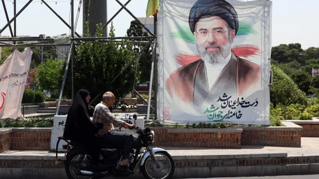 Lideri suprem i Iranit bën thirrje për hakmarrje pas vrasjes së babait të tij