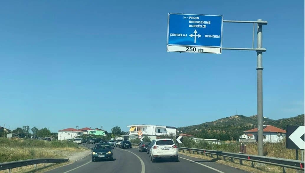 Aksident mes dy automjeteve në rrugën Peqin-Rrogozhinë, ka të lënduar