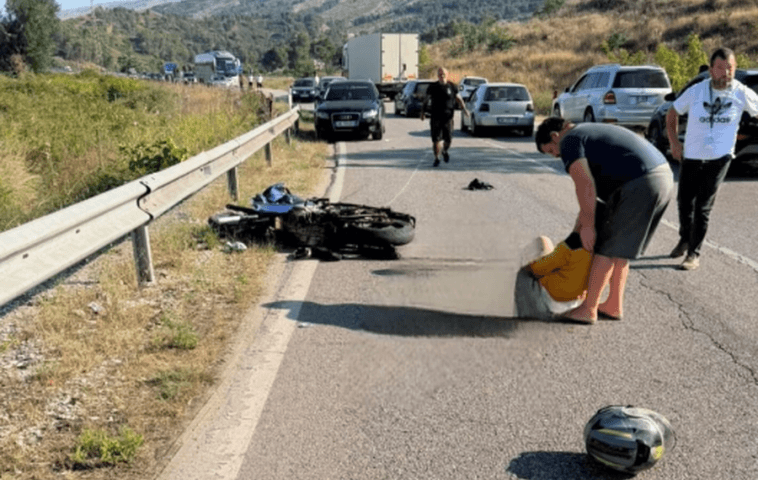 Aksident i rëndë në rrugën Gjirokastër-Tepelenë, motoçiklisti përplaset me një kamion