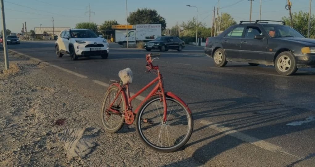Vetura me targa të Kosovës godet biçiklistin 66-vjeçar në Shqipëri