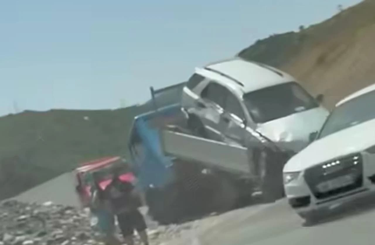 Përplaset kamioni që po transportonte një veturë të prishur në rrugën Librazhd-Elbasan