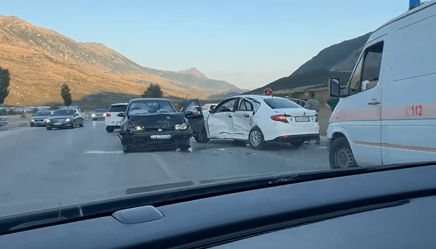 Tjetër aksident i rëndë me disa të lënduar në rrugën Gjirokastër-Tepelenë, përplasen dy vetura