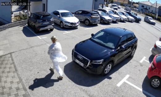 Gruaja s'e tërhoqi frenin e dorës, Audi përfundoi në një shtëpi (VIDEO)