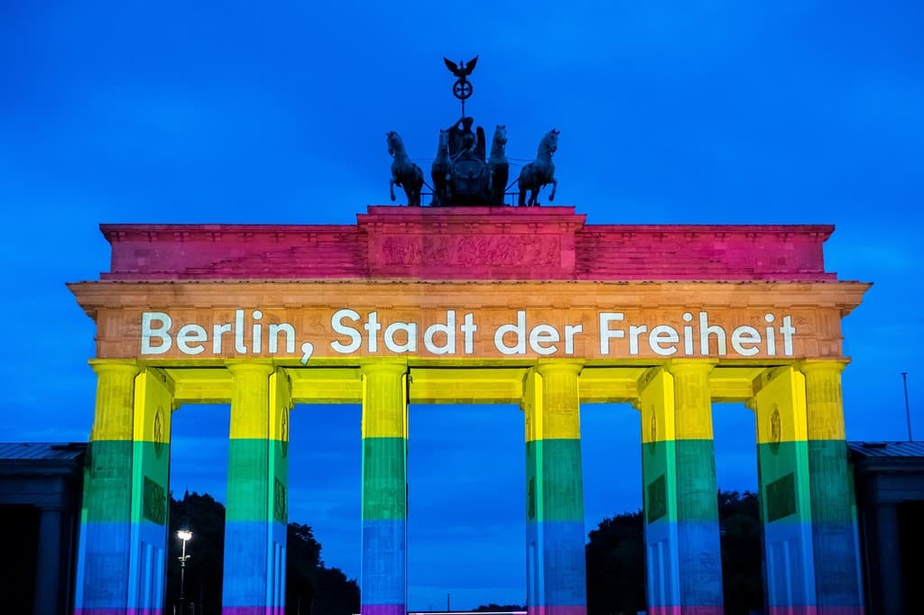 “Qyteti i Lirisë”: Porta e Brandenburgut ndriçohet me ngjyrat e ylberit