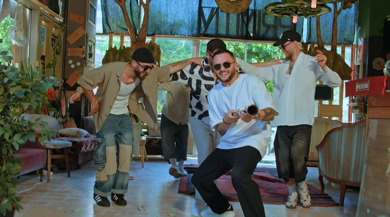 Bes Kallaku bashkon forcat me Mariglen Hazizajn dhe Florjan Saçmën për “Qaje Usta” (VIDEO)