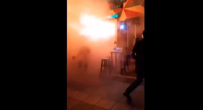 Sekondat e frikës në Bangkok, momenti kur njerëzit largohen nga lokali i përfshirë nga zjarri (VIDEO)