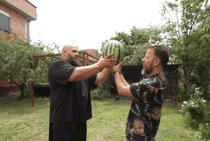 Bujar Muli, shqiptari më i fortë në botë - mbajti 2000 kg dhe hyri në GUINNESS (VIDEO)