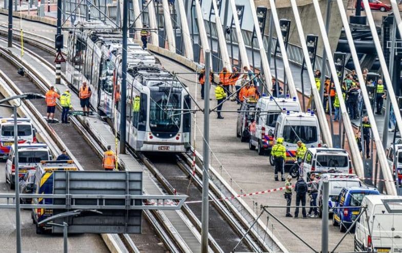 Dy tramvaje përplasen në urën Erasmus të Roterdamit, 15 të lënduar