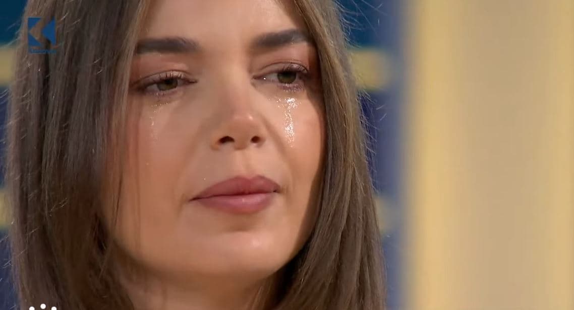 Shukri Gërxhaliu mes mjekëve në vijën e luftës, dokumentari në “MAT” emocionon moderatoren