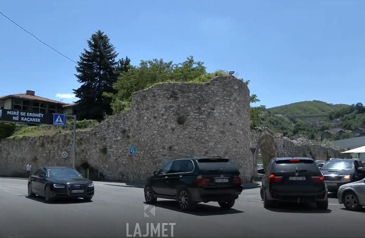 Monumenti historik: Kalaja e Kaçanikut, ‘fortifikatë’ parkingu (VIDEO)