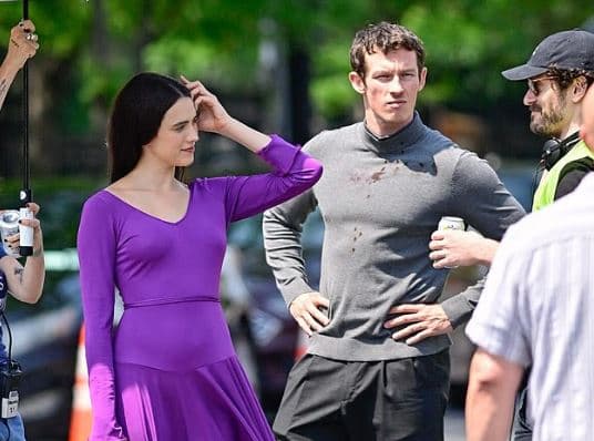 Pas martesës me Duan, Callum Turner rikthehet në xhirime