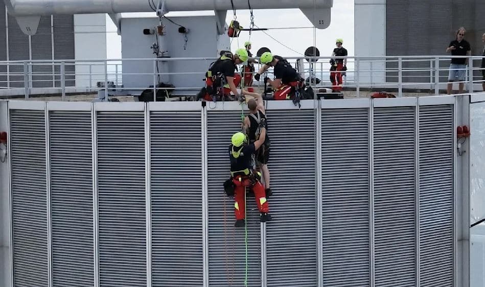 Pastruesit e xhamave bllokohen në 150 metra lartësi në Frankfurt, shpëtohen nga zjarrfikësit